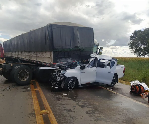Colisão entre caminhonete e caminhão causa três mortes na BR-020 em GO