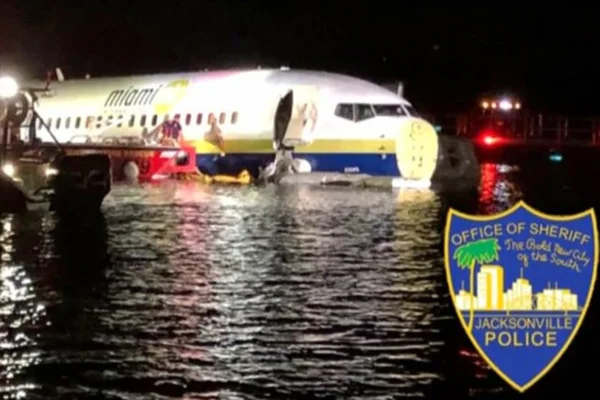 Boeing 737 sai da pista e cai em rio na Flórida; 21 ficam feridos