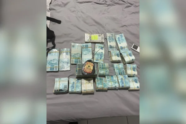 PF acha R$ 220 mil em operação que mira acordo entre deputado e facção