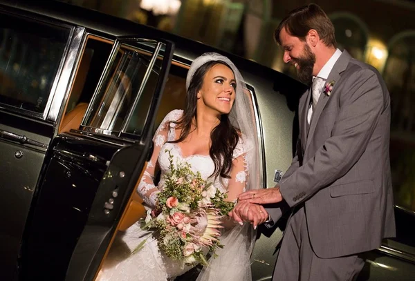Raquel Ribeiro e Daniel Caputo Bastos celebram união ao entardecer