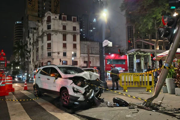 Motorista perde controle e quase invade bar famoso no centro de SP