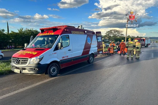 Motociclista fica em estado grave após colidir com caminhão na BR-020