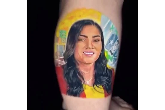 Em Alagoas, mulher faz tatuagem inusitada com rosto de prefeita