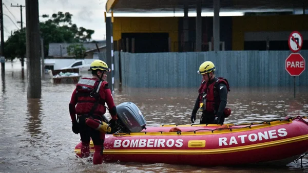 Foto colorida de bombeiros no RS Santa Catarina - Metrópoles