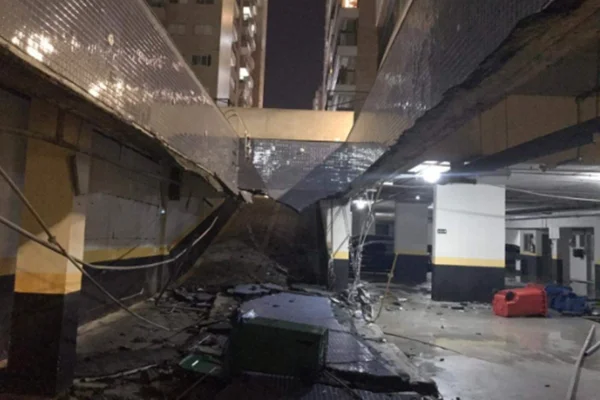 Moradores de prédio de luxo no ES onde piscina desabou estão em hotéis