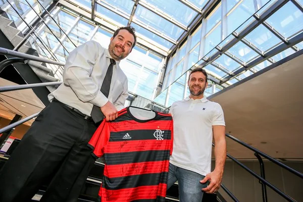 Grupo de ajuda rifa camisa do Flamengo para poder comprar Kombi no DF