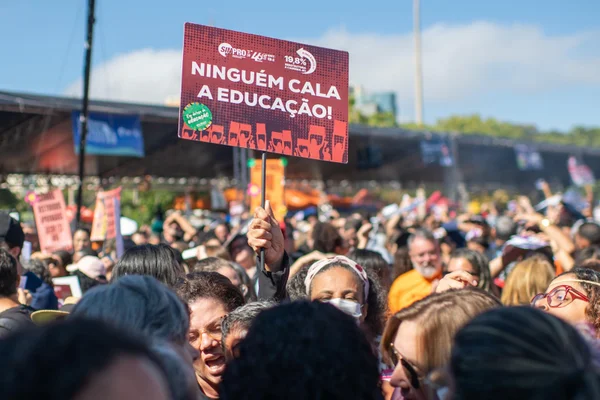 Foto colorida de professores da rede pública do DF