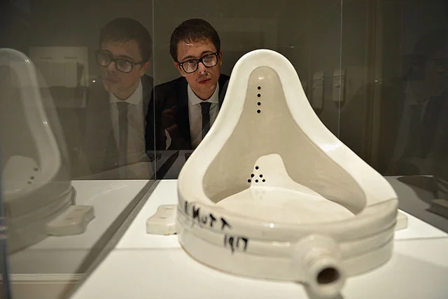 Ultimamente, o famoso urinol do artista Marcel Duchamp entrou em uma grande polêmica. Foram encontradas cartas onde o autor conta à sua irmã que comprou a escultura de uma de suas amigas, que se escondia sob um pseudômino masculino. Elsa von Freytag-Loringhoven teria criado o urinol como uma declaração de guerra contra a guerra dos homens. Foi só depois de sua morte que Duchamp começou a ter seu nome associado à peça e assumiu sua autoria. Ultimamente, o famoso urinol do artista Marcel Duchamp entrou em uma grande polêmica. Foram encontradas cartas onde o autor conta à sua irmã que comprou a escultura de uma de suas amigas, que se escondia sob um pseudômino masculino. Elsa von Freytag-Loringhoven teria criado o urinol como uma declaração de guerra contra a guerra dos homens. Foi só depois de sua morte que Duchamp começou a ter seu nome associado à peça e assumiu sua autoria.