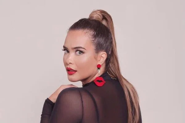 Geisy Arruda coloca bumbum para jogo e toma banho em chuveirão