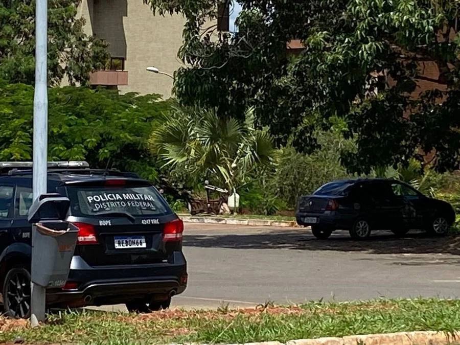 Militares do 7º Batalhão de Polícia (BPM) verificaram que o objeto estava envolvido em um saco preto Militares do 7º Batalhão de Polícia (BPM) verificaram que o objeto estava envolvido em um saco preto