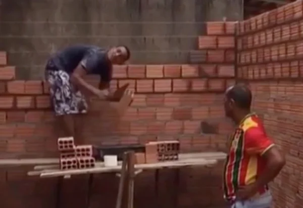 Ex-pedreiro, atacante do Sampaio ajuda massagista do clube a construir casa