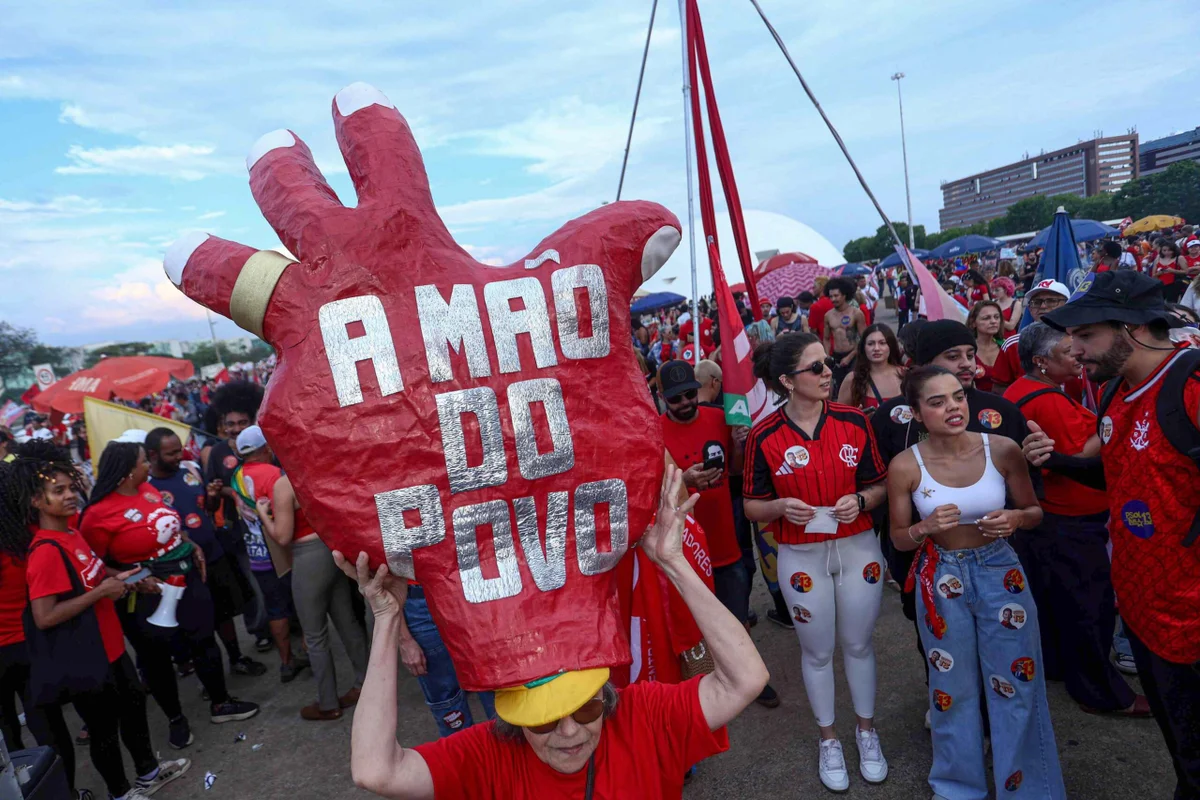 “Soberania e reeleição de Lula”: estudantes fazem ato no Museu da República - imagem 11 “Soberania e reeleição de Lula”: estudantes fazem ato no Museu da República - imagem 11