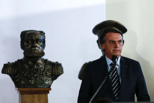 Análise: se não segurarem Bolsonaro, militares se queimam outra vez