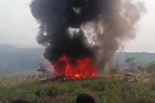 Imagem colorida mostra avião pegando fogo após queda - Metrópoles