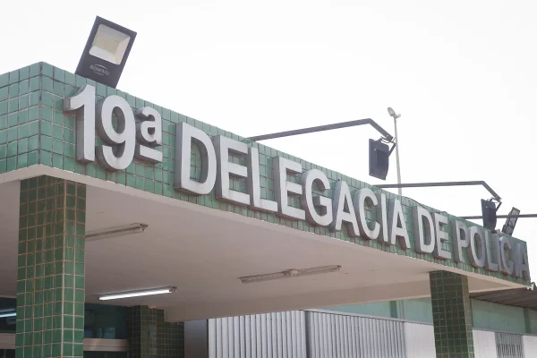 Homem ataca vítima a pauladas e golpes de facão dentro de feira no DF
