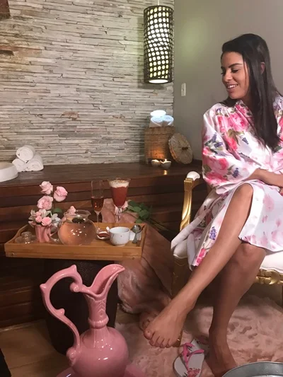Fernanda Lima meditando no palco do festival GRLS