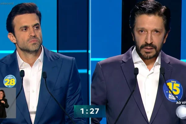 Imagem colorida traz reprodução de tela de TV com pablo marçal e ricardo nunes