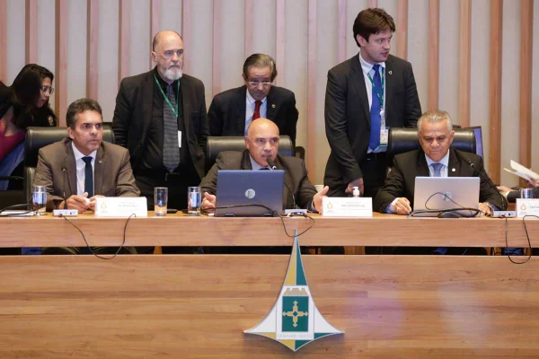 Fotografia colorida da Mesa Diretora da CLDF