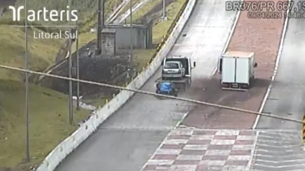Foto colorida do momento em que o segundo veículo entra na área de escape da BR - Metrópoles