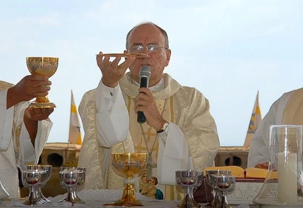 Polícia investiga se bispo usou cartão da igreja para comprar bebidas