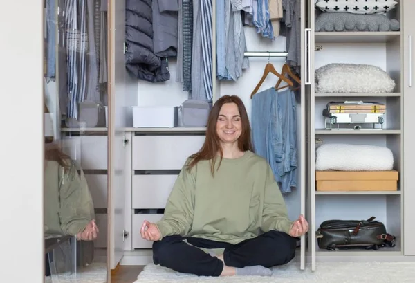 organização em quarto mulher no chão