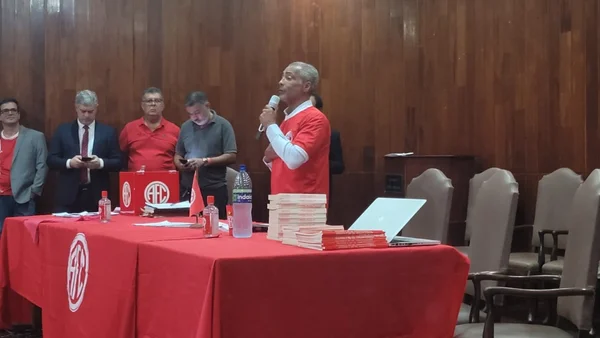 Imagem colorida de Romário durante eleição para presidente do clube América-RJ- Metrópoles