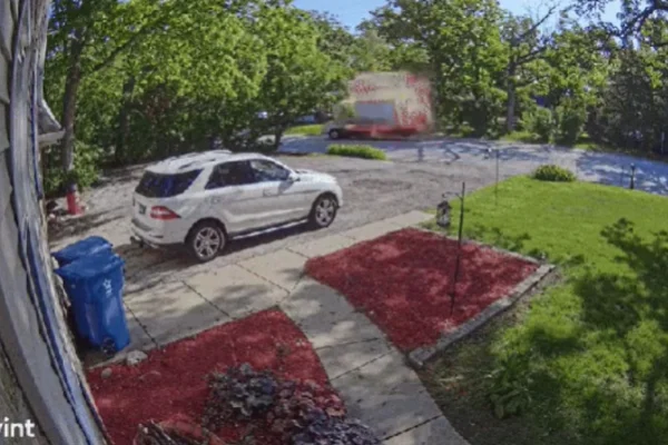 Imagem colorida, Caminhão com gás propano explode e danifica residências nos EUA. Vídeo - Metrópoles