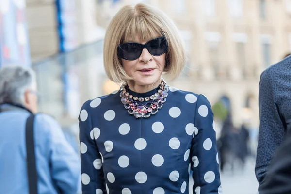 Foto com cor. Anna Wintour usando poá - Metrópoles