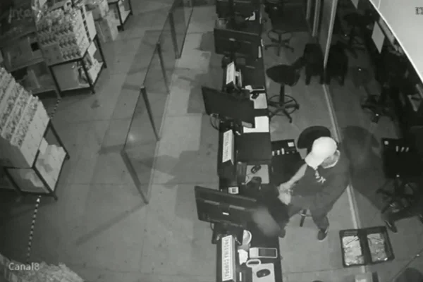 Vídeo: homem invade loja pelo telhado, furta caixa e acaba preso