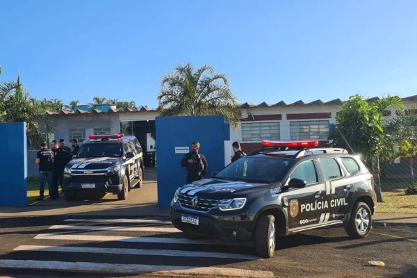 Carros da Polícia Civil de Goiás em frente a prédio em operação contra fraudes à licitações em Goiatuba - Metrópoles