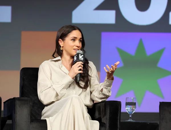Com Harry na plateia, Meghan detona patriarcado em palestra no SXSW