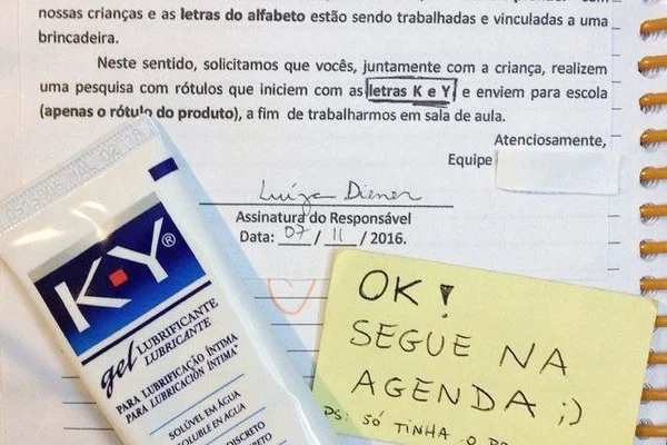 Mãe brasiliense coloca rótulo de K-Y no dever de casa do filho