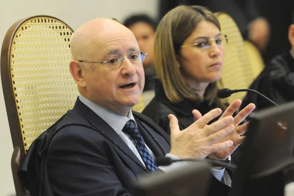 Covid: ex-presidente do STJ Ari Pargendler está internado em SP