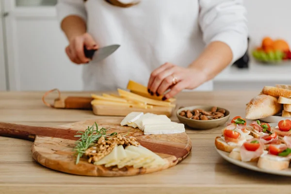 Mães de mulher preparando aperitivos em mesa de cozinha - Metrópoles
