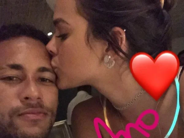 Bruna Marquezine dá jaqueta de quase R$ 7 mil para Neymar
