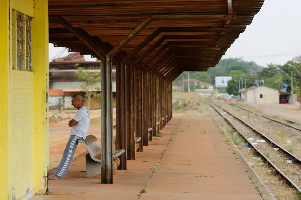 Estação no Bandeirante à espera do trem