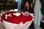 Kauana Bilhar posa com um buquê de rosas gigante e personalizado Kauana Bilhar posa com um buquê de rosas gigante e personalizado