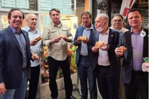 Sem comprovante de vacinação, Bolsonaro come pizza na calçada em NY