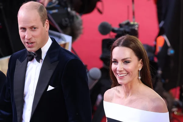 Foto colorida. Príncipe William e Kate Middleton