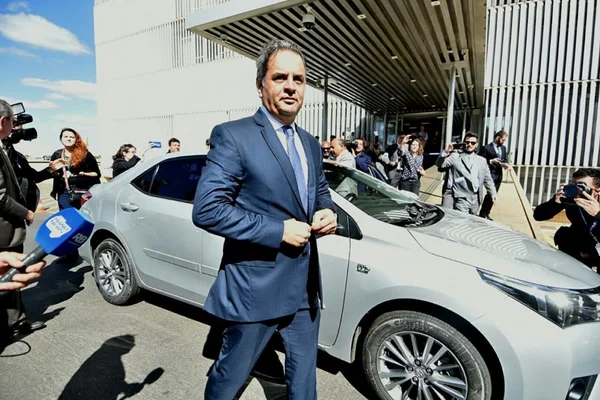 Aécio retoma mandato e chega ao Senado para reunião do PSDB