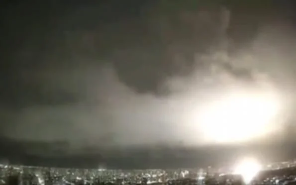Imagem colorida de clarão no céu de Aracaju - Metrópoles