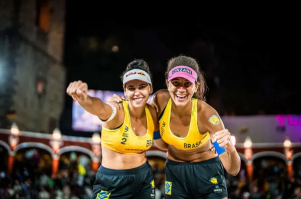Imagem colorida de Ana Patrícia e Duda, dupla do vôlei de praia que vai às Olimpíadas de Paris- Metrópoles
