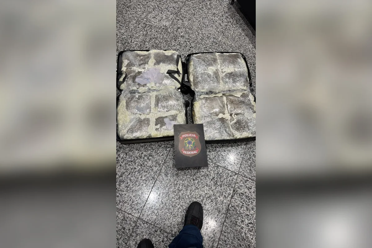 Mulher é presa pela PF em aeroporto com “supermaconha” escondida em malas - imagem 2 Mulher é presa pela PF em aeroporto com “supermaconha” escondida em malas - imagem 2