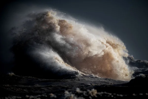 Imagem colorida de onda gigante - Metrópoles