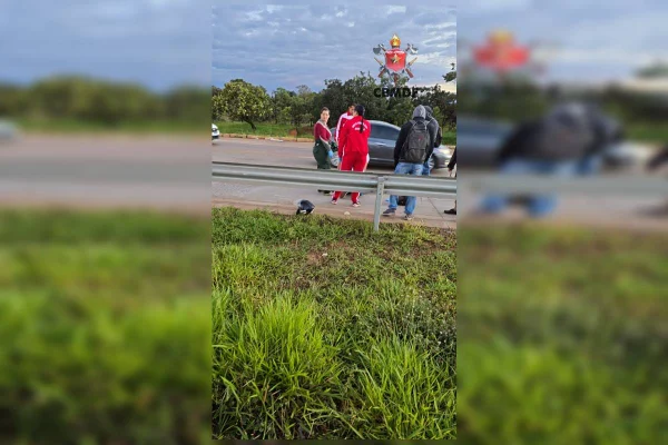 Caminhão derruba poste, fios caem em via e atingem motociclista. Vídeo