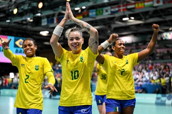 Imagem colorida da equipe de Handebol - Metrópoles