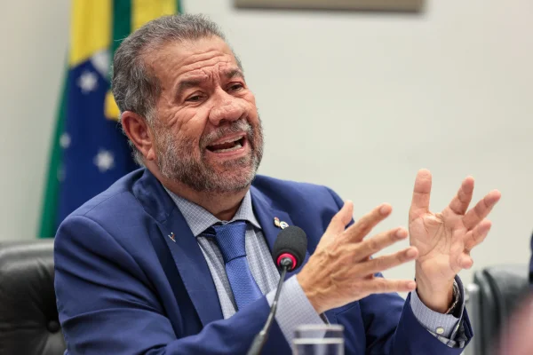 Ministro da Previdência Social, Carlos Lupi, comparece à Comissão da Câmara dos Deputados. Ministro explica as denúncias sobre desvios no INSS - Metrópoles