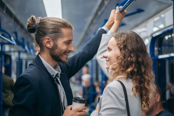 um homem e uma mulher dentro de um ônibus