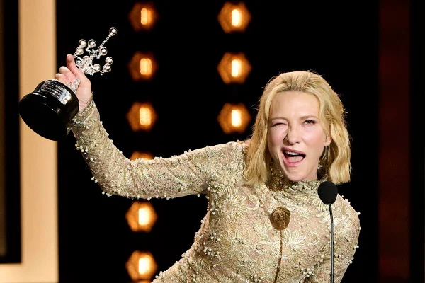 Cate Blanchett dando uma piscadinha e erguendo estatueta no 72º Festival de Cinema de San Sebastián - Metrópoles