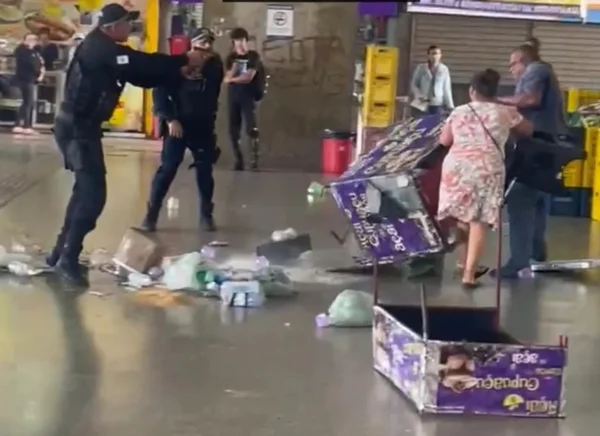 Vídeo: ambulante joga carrinho de açaí contra PM, que reage com chute